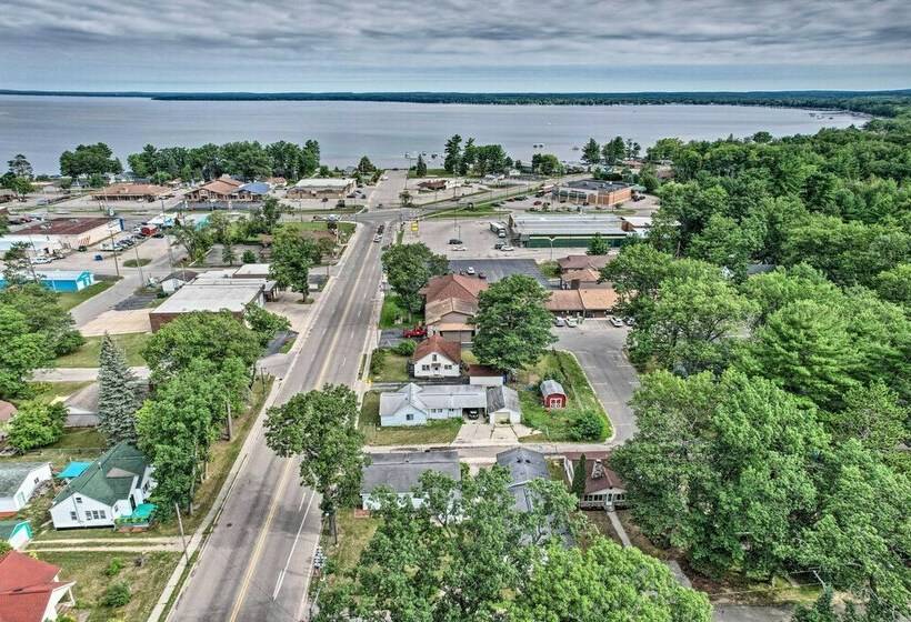 Cozy Prudenville Cabin: Walk To Houghton Lake