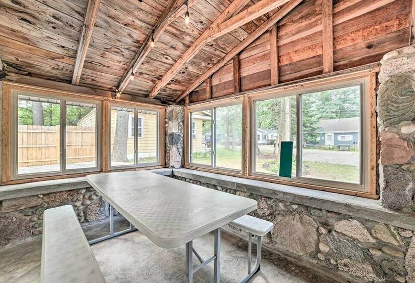 Cozy Prudenville Cabin: Walk To Houghton Lake
