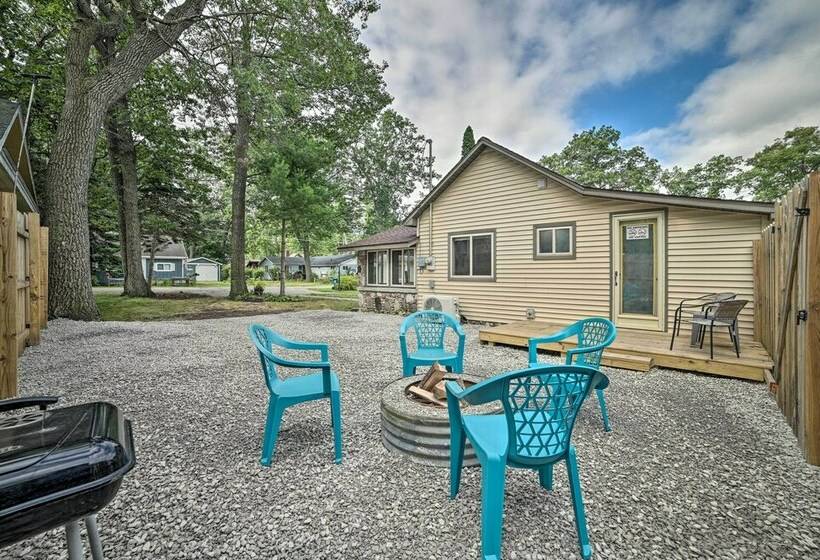 Cozy Prudenville Cabin: Walk To Houghton Lake