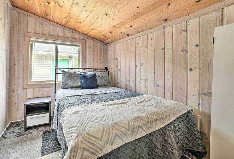 Cozy Prudenville Cabin: Walk To Houghton Lake