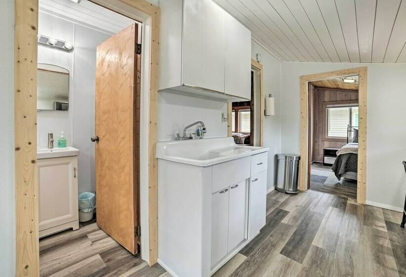 Cozy Prudenville Cabin: Walk To Houghton Lake