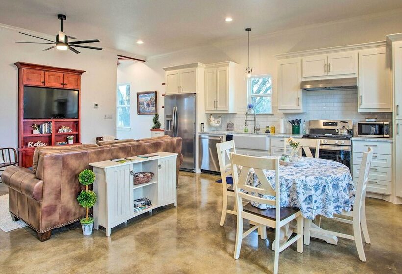 Dog Friendly Texas Ranch W/ Patio, Horses On Site