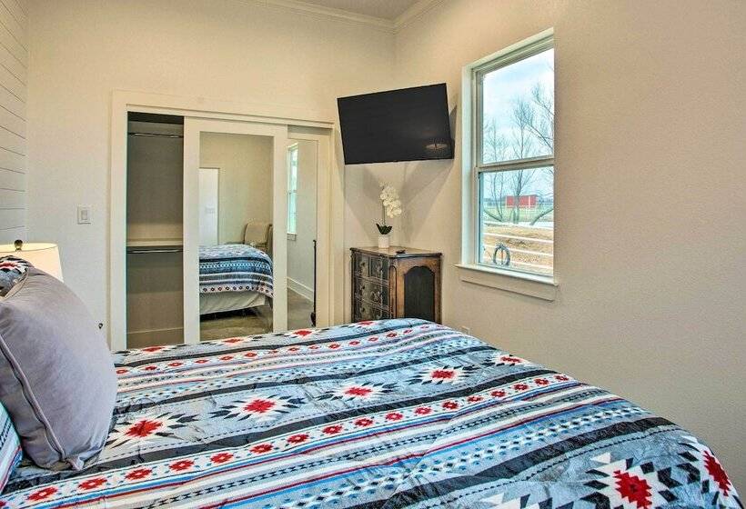 Dog Friendly Texas Ranch W/ Patio, Horses On Site