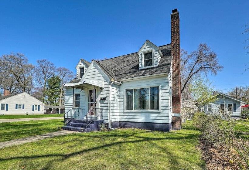 Cozy Retreat W/ Yard ~ 2 Mi To Lake Michigan!