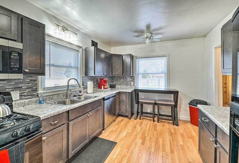Cozy Retreat W/ Yard ~ 2 Mi To Lake Michigan!
