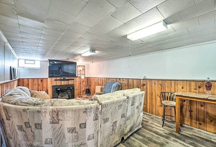 Cozy Retreat W/ Yard ~ 2 Mi To Lake Michigan!