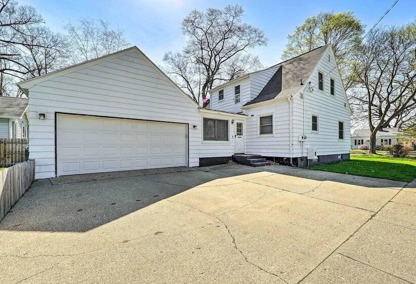 Cozy Retreat W/ Yard ~ 2 Mi To Lake Michigan!