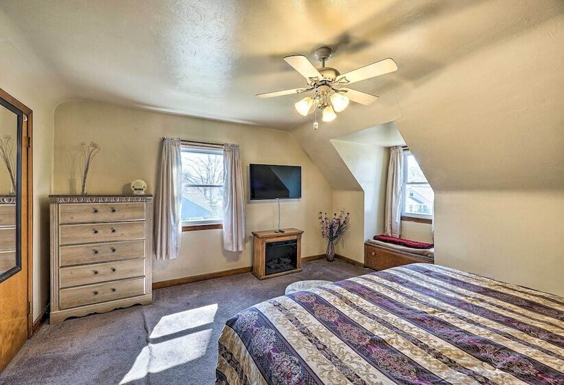 Cozy Retreat W/ Yard ~ 2 Mi To Lake Michigan!