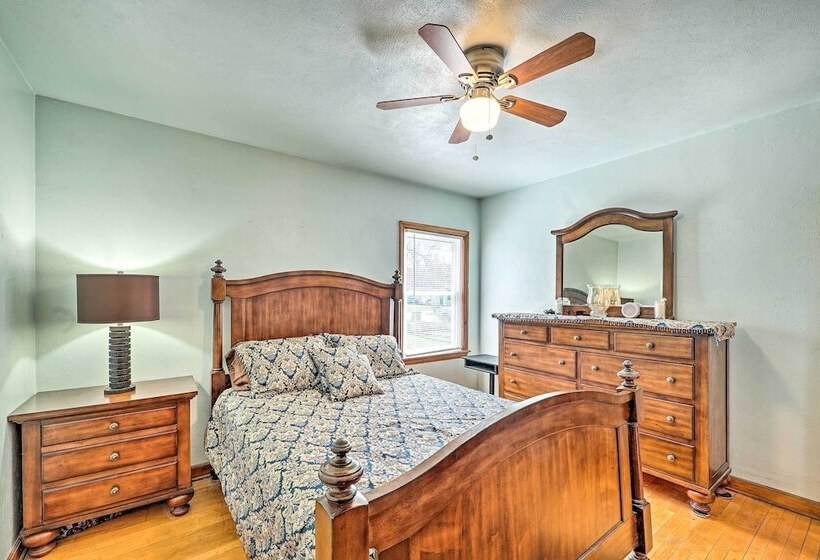 Cozy Retreat W/ Yard ~ 2 Mi To Lake Michigan!