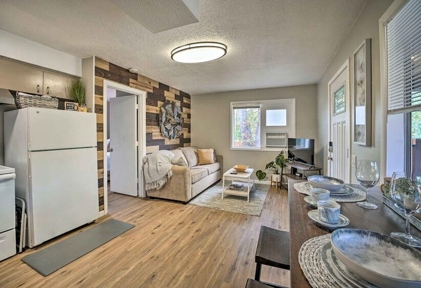 Cozy Roseburg Home W/ Fire Pit + Gas Grill!