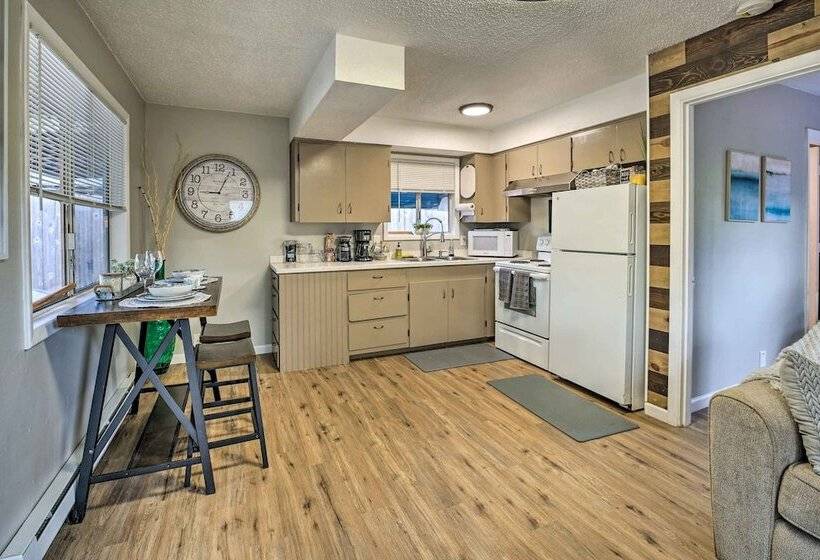 Cozy Roseburg Home W/ Fire Pit + Gas Grill!