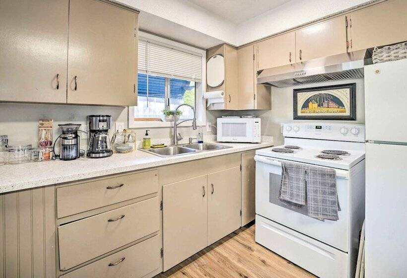 Cozy Roseburg Home W/ Fire Pit + Gas Grill!