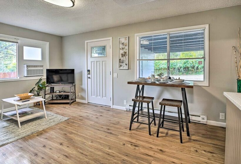 Cozy Roseburg Home W/ Fire Pit + Gas Grill!