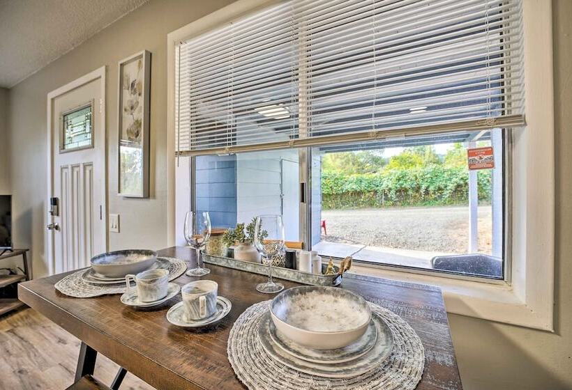 Cozy Roseburg Home W/ Fire Pit + Gas Grill!