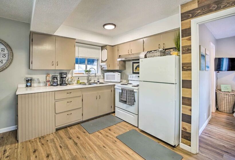 Cozy Roseburg Home W/ Fire Pit + Gas Grill!