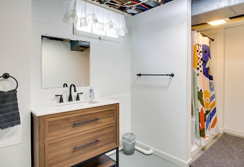 Cozy Wisconsin Abode: Walk To Lake Michigan!