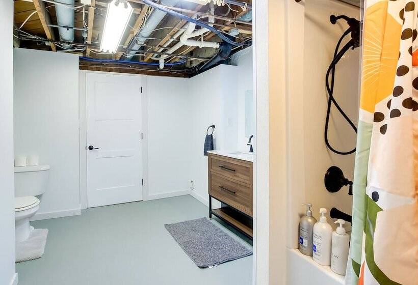 Cozy Wisconsin Abode: Walk To Lake Michigan!