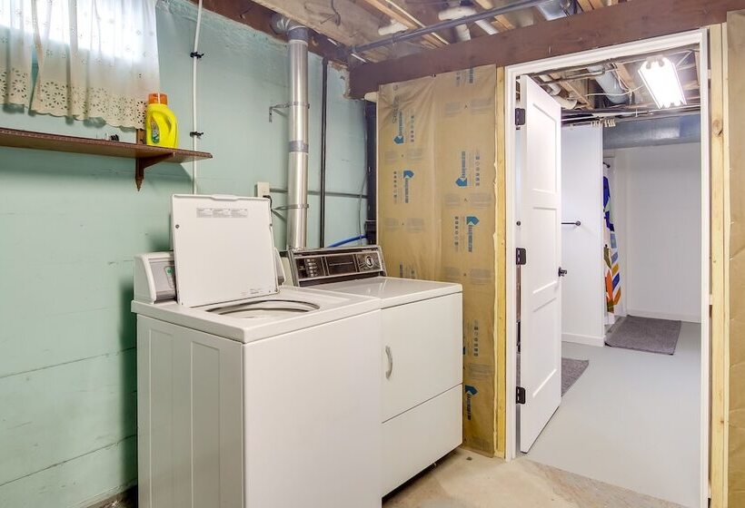 Cozy Wisconsin Abode: Walk To Lake Michigan!