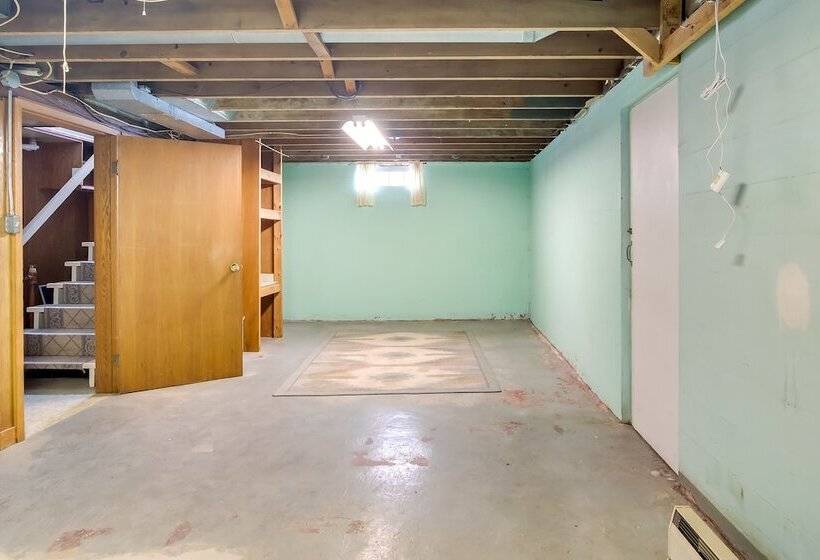 Cozy Wisconsin Abode: Walk To Lake Michigan!