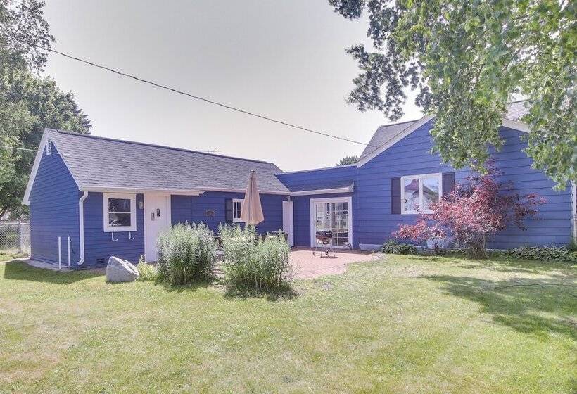 Cozy Wisconsin Abode: Walk To Lake Michigan!