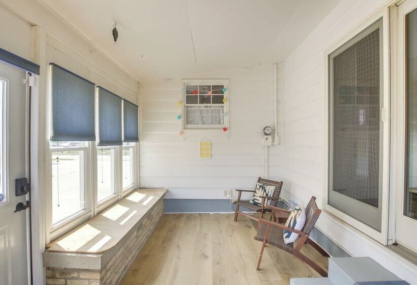 Cozy Wisconsin Abode: Walk To Lake Michigan!