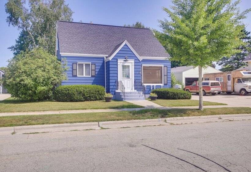 Cozy Wisconsin Abode: Walk To Lake Michigan!