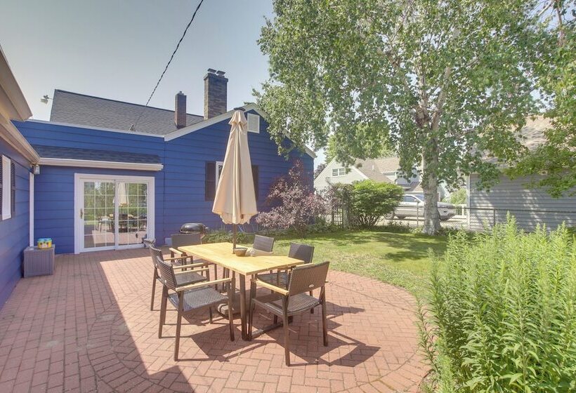 Cozy Wisconsin Abode: Walk To Lake Michigan!