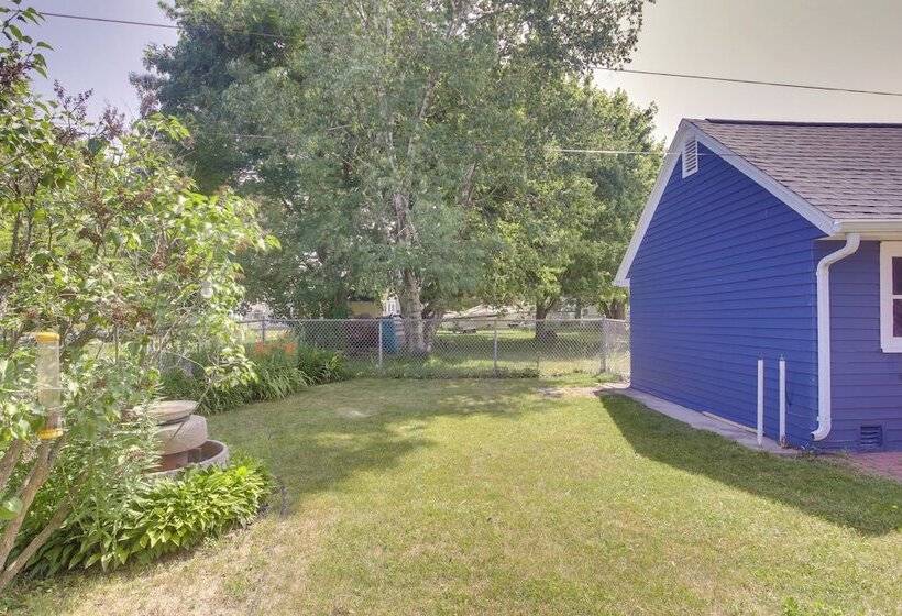 Cozy Wisconsin Abode: Walk To Lake Michigan!