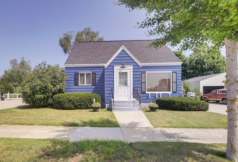 Cozy Wisconsin Abode: Walk To Lake Michigan!