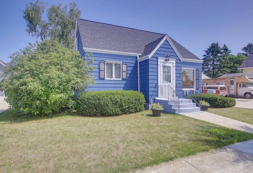 Cozy Wisconsin Abode: Walk To Lake Michigan!