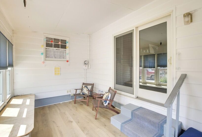 Cozy Wisconsin Abode: Walk To Lake Michigan!