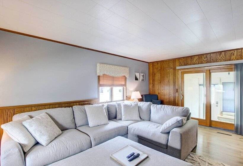 Cozy Wisconsin Abode: Walk To Lake Michigan!