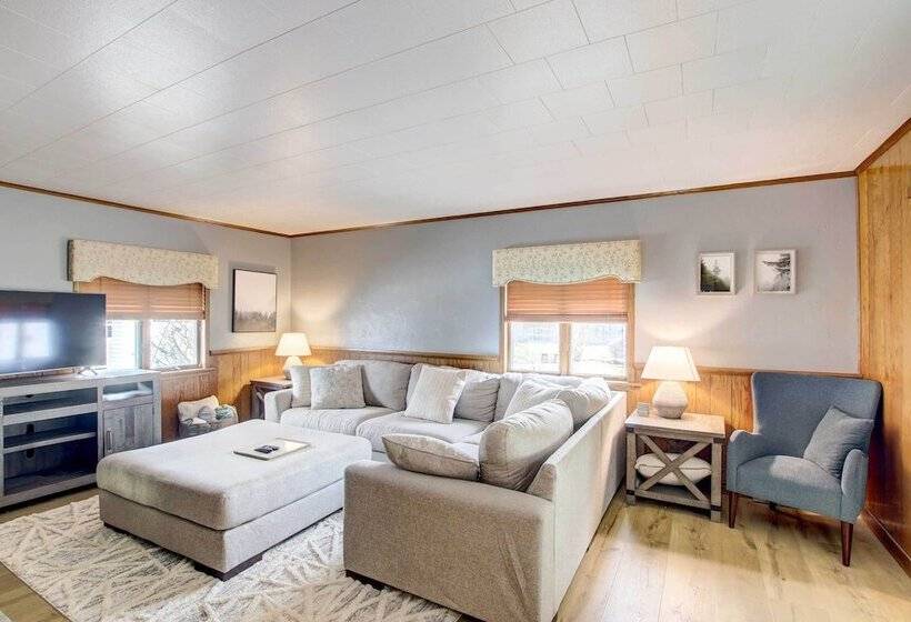 Cozy Wisconsin Abode: Walk To Lake Michigan!