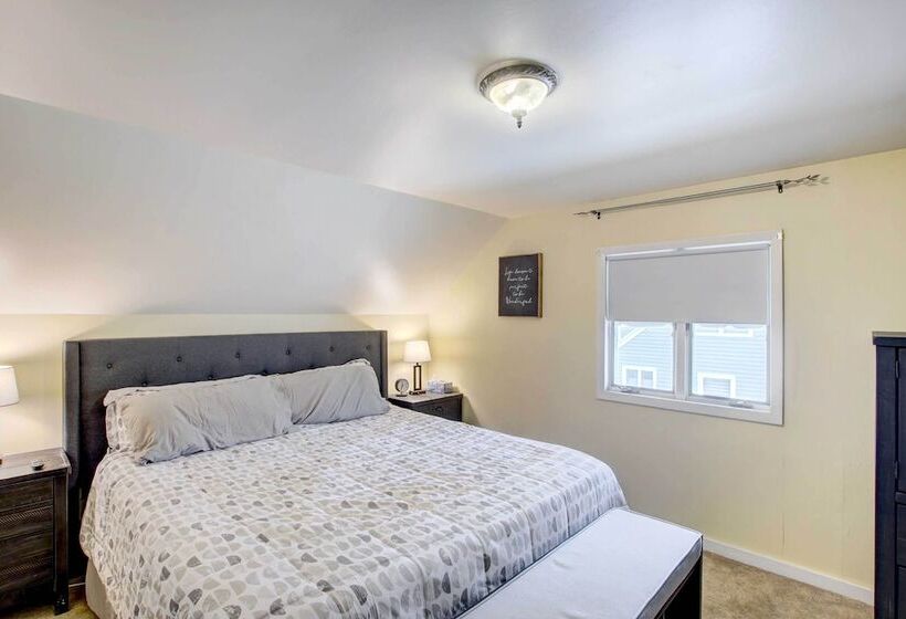 Cozy Wisconsin Abode: Walk To Lake Michigan!