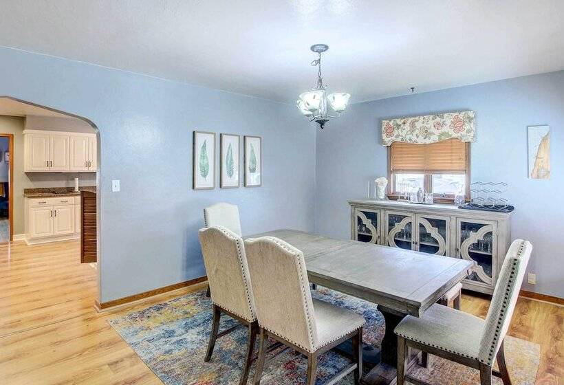 Cozy Wisconsin Abode: Walk To Lake Michigan!