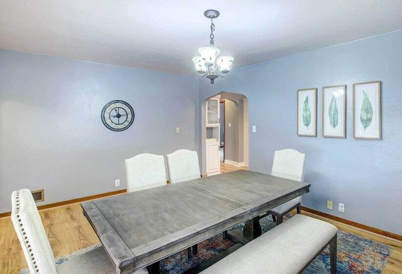 Cozy Wisconsin Abode: Walk To Lake Michigan!