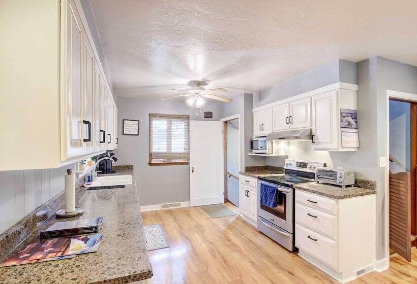 Cozy Wisconsin Abode: Walk To Lake Michigan!