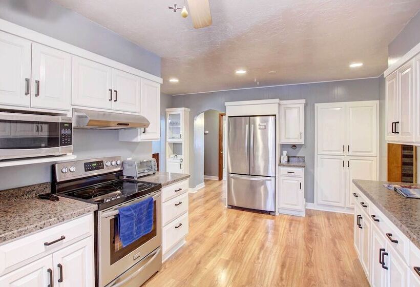 Cozy Wisconsin Abode: Walk To Lake Michigan!