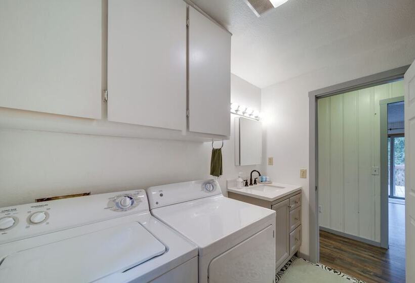 Cozy Worley Cabin W/ Lake Access + Gas Grill!