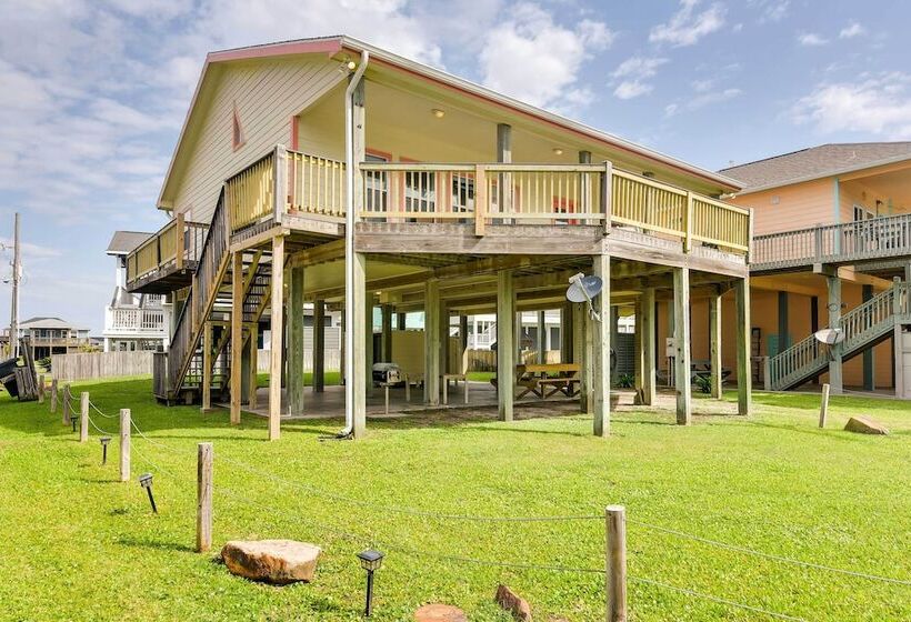 Walk To Sand: Home W/ Deck In Crystal Beach!