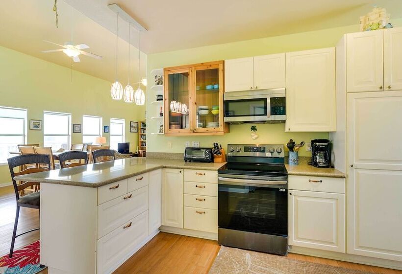 Walk To Sand: Home W/ Deck In Crystal Beach!