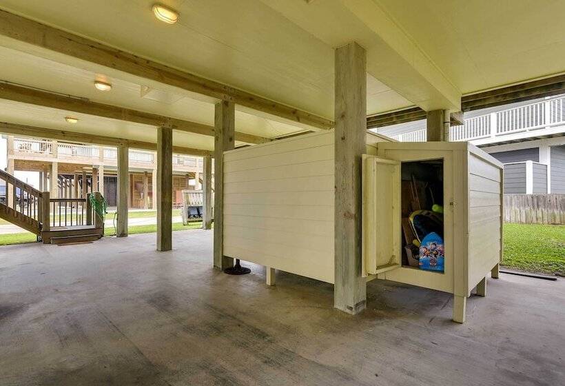 Walk To Sand: Home W/ Deck In Crystal Beach!