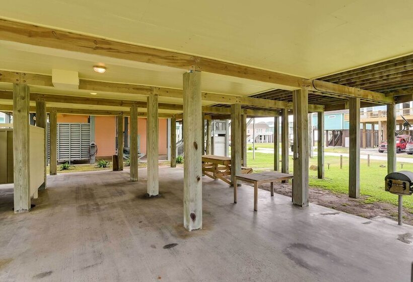 Walk To Sand: Home W/ Deck In Crystal Beach!