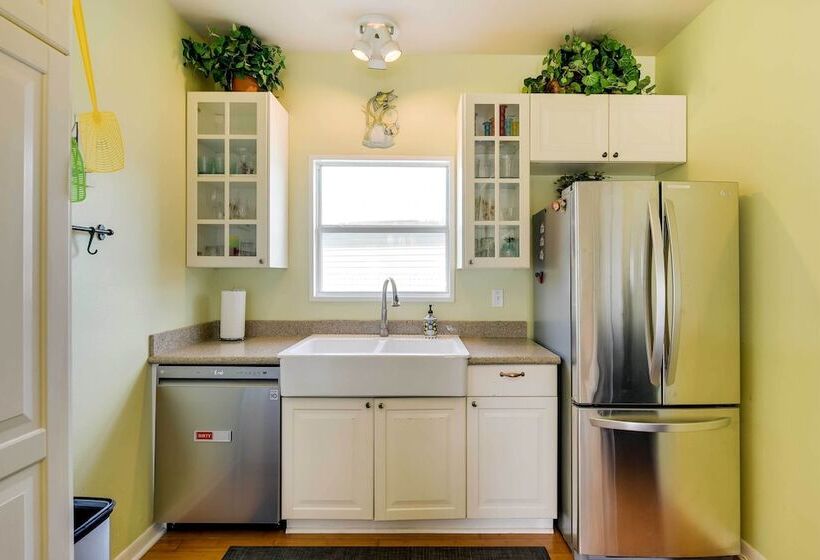 Walk To Sand: Home W/ Deck In Crystal Beach!