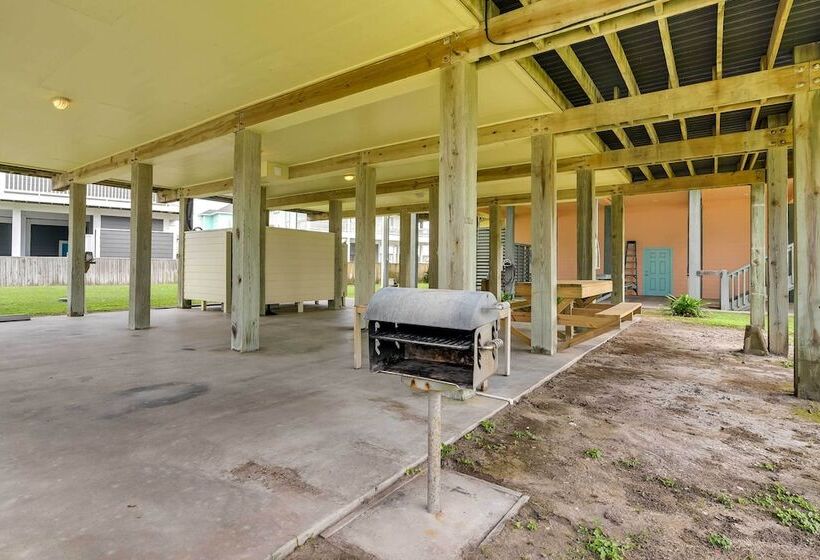 Walk To Sand: Home W/ Deck In Crystal Beach!