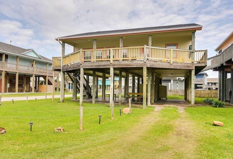 Walk To Sand: Home W/ Deck In Crystal Beach!