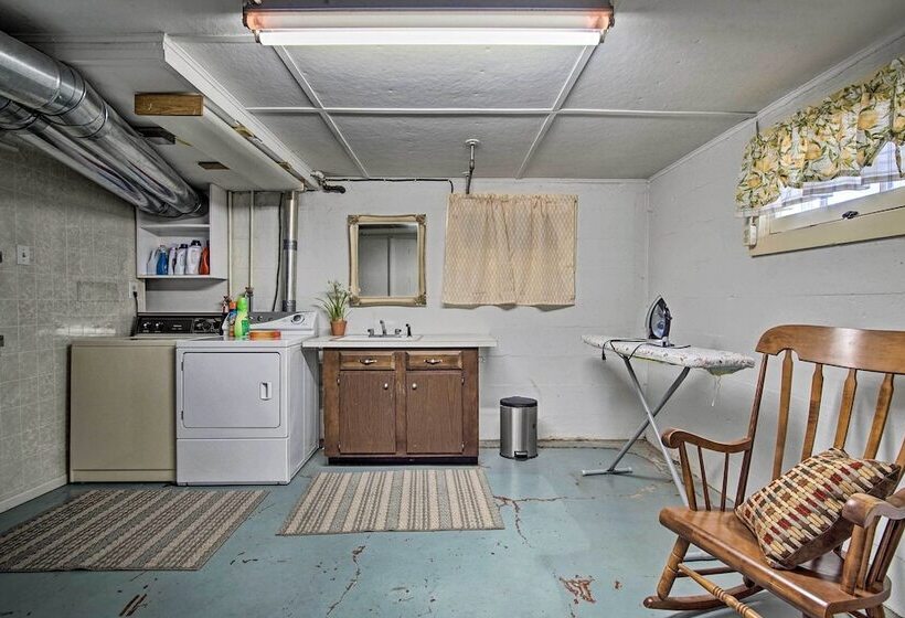 Cute Emporia House   Mins To Downtown & Esu!