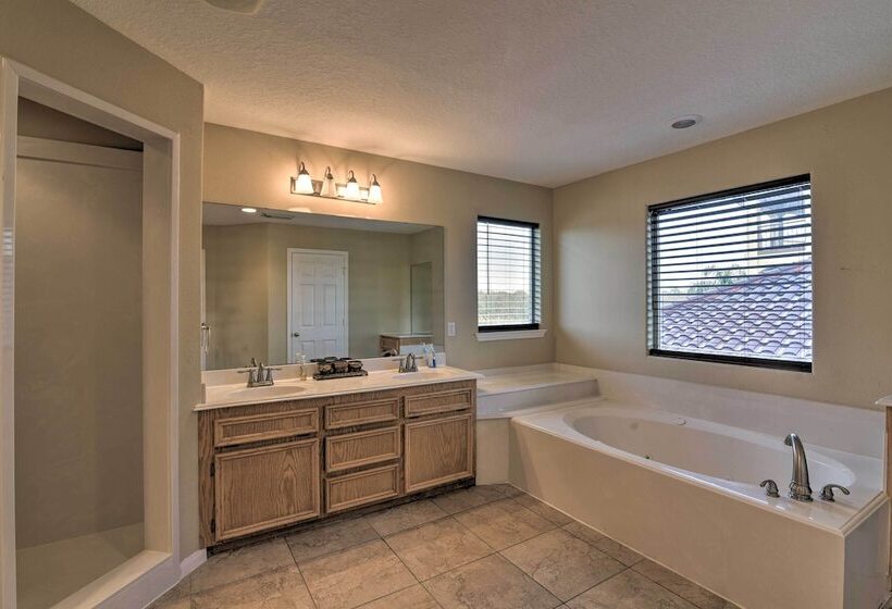 8 Mi To Kemah Boardwalk: Texas Gulf Home W/ Patio