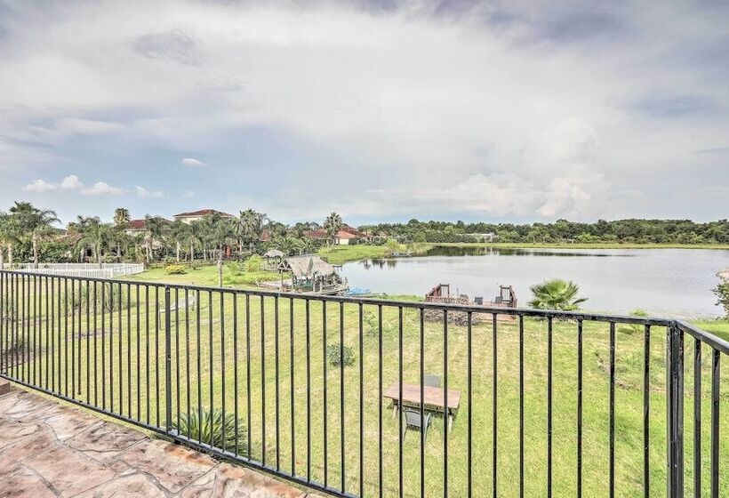 8 Mi To Kemah Boardwalk: Texas Gulf Home W/ Patio