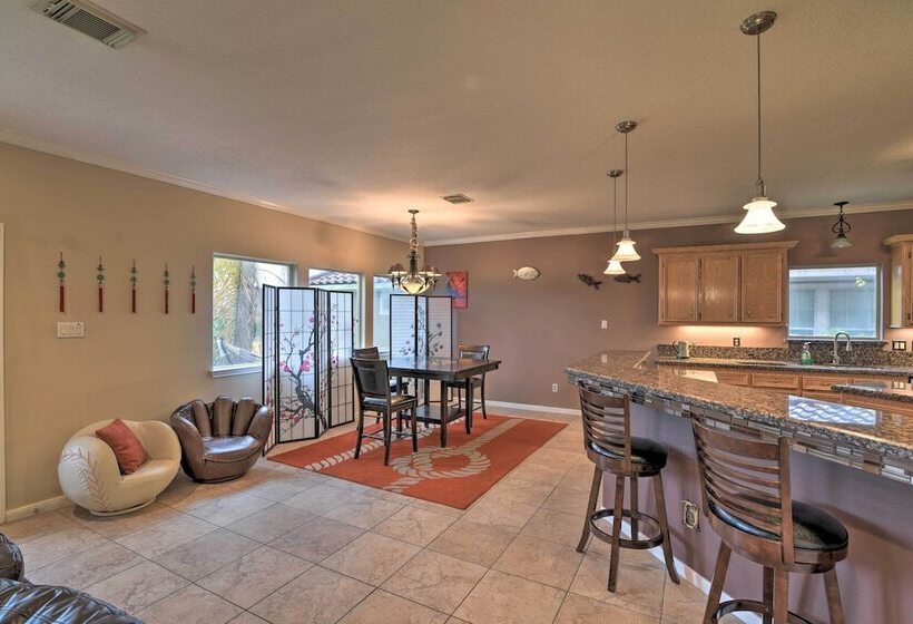 8 Mi To Kemah Boardwalk: Texas Gulf Home W/ Patio